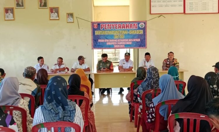 Pemdes Atar Bawang Salurkan BLT-DD ke-15 Keluarga Penerima Manfaat (KPM)