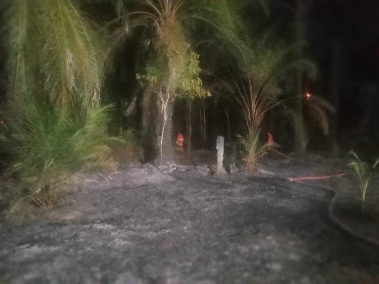 Gerak Cepat Personil Polsek Bagan Sinembah Padamkan Api di Lahan Warga