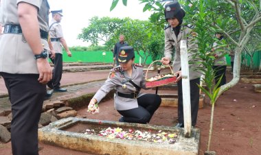 Kapolres Lampung Timur Pimpin Upacara Tabur Bunga di Taman Makam Pahlawan Dharma Nusantara