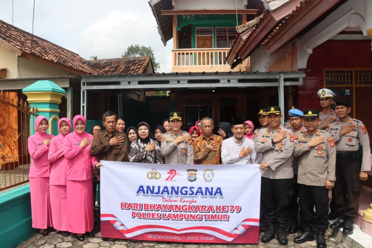 Jelang Hari Bhayangkara ke-79, Kapolres Lampung Timur Anjangsana dan Beri Bansos kepada Purnawirawan dan Warakawuri