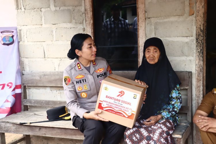 Jelang Hari Bhayangkara ke-79, Kapolres Lampung Timur Salurkan Bansos