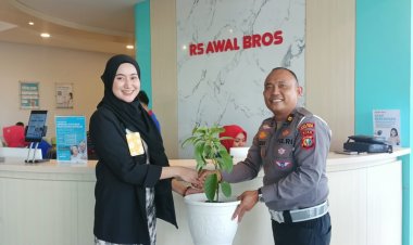 Dokter RS. Awal Bros Terima Cinderamata Bibit Pohon dari Kapolsek Bagan Sinembah