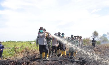 Kapolda Riau Himbau Jangan Bakar Lahan, Pimpin Pemadaman dan Pendinginan Api di Rohil