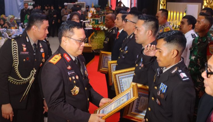 Kapolda Lampung Berikan Penghargaan kepada 4 Personel Unit Pol Satwa yang Ungkap Kasus Curanmor dan Narkoba