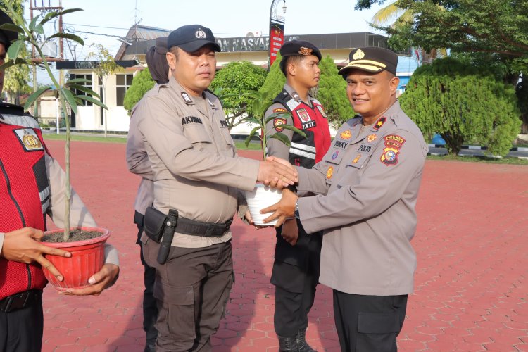 Peduli Lingkungan, Polres Rohil Berikan Hadiah Bibit Pohon pada Personel Berulang Tahun