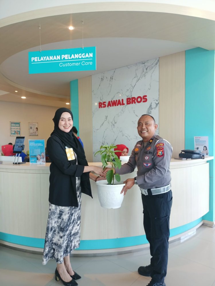 Dokter RS. Awal Bros Terima Cinderamata Bibit Pohon dari Kapolsek Bagan Sinembah