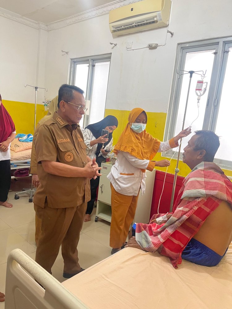 Peduli Korban Keracunan, Bupati Bistamam Jenguk Pasien di RSUD Dr Pratomo
