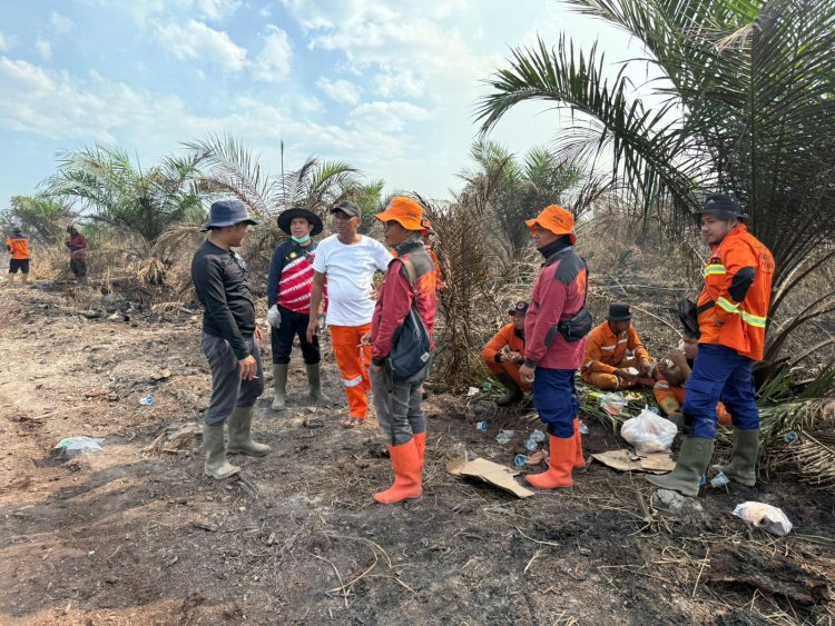 Camat Bangko Pusako Turun Langsung Padamkan Karhutla di Teluk Bano I, Warga Diimbau Waspada dan Tak Bakar Lahan