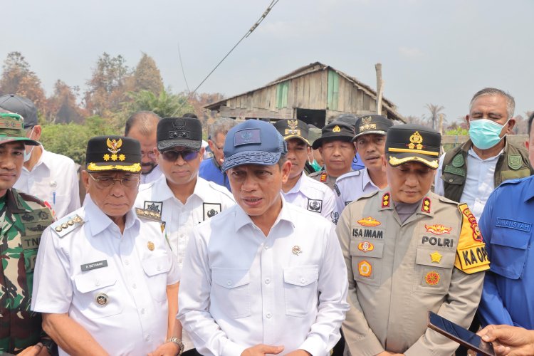Kapolres Rohil Dampingi Menteri LH Tinjau dan Padamkan Karhutla di Kubu Babussalam