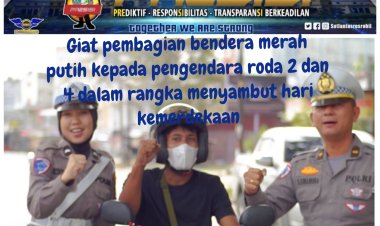 Jelang 17 Agustus, Satlantas Polres Rohil Bagikan Bendera Merah Putih ke Pengendara