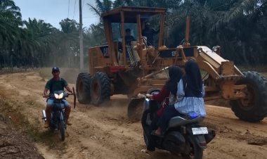 Bupati Rohil Realisasi Janji Kampanye, Perbaiki Jalan Pasar I Bakti Makmur Bagan Sinembah