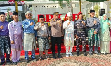 Kenakan Pakaian Adat Melayu, Sekda Rohil Pimpin Upacara Peringati HUT Riau ke-68