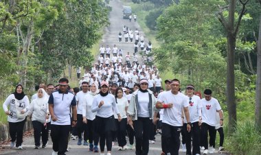 Polres Rohil dan Polsek Jajaran Rayakan HUT RI ke-80, Peserta Antusias Ikuti Panjat Pinang