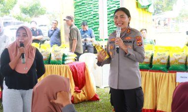 Kapolres Lamtim Bersama Bupati Salurkan Bahan Pokok, Gerakan Pangan Murah di Way Jepara