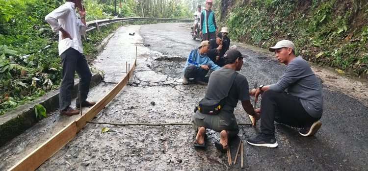 Jalan yang Viral di Sukarame Balik Bukit Dikerjakan Masyarakat Sekitar Secara Bergotong-royong