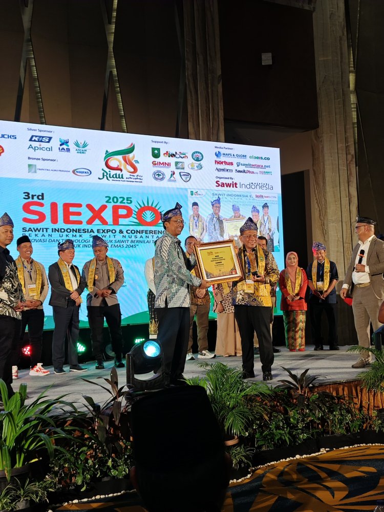 Bupati Rohil Terima Penghargaan, Pasang Tanjak ke Deputi KemenKop UKM di SIEXPO 2025