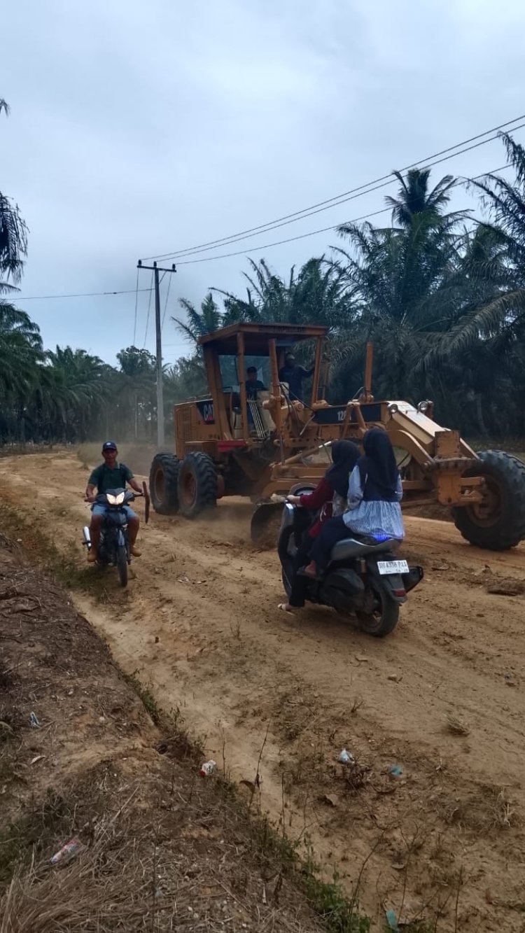 Bupati Rohil Realisasi Janji Kampanye, Perbaiki Jalan Pasar I Bakti Makmur Bagan Sinembah