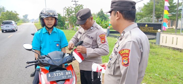 Polsek Bandar Sribhawono Bagi dan Pasang Bendera Merah Putih di Kendaraan Pengguna Jalan Raya