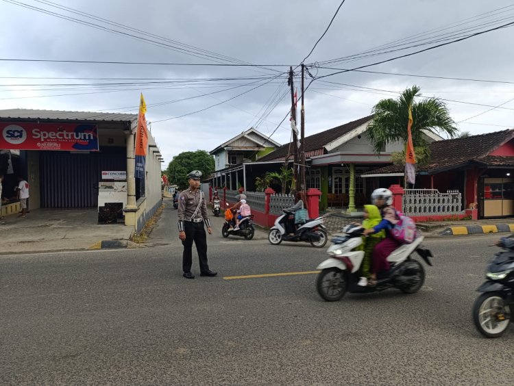 Antisipasi Kepadatan Kendaraan Sat Lantas Polres Pesisir Barat Gelar PAM Rawan Pagi di Simpang Rawas