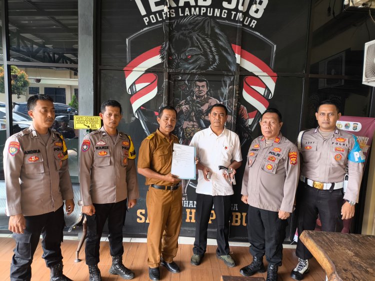 Kepala Desa Bumi Tinggi Serahkan Senpi Rakitan ke Polsek Bumi Agung