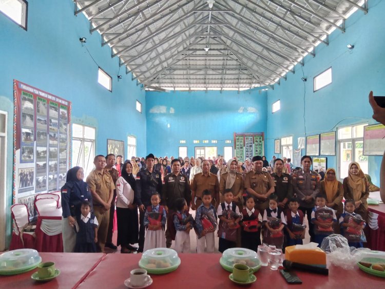 Pemdes Puramekar Bagikan Kaos Olahraga dan Tas kepada Siswa-siswi TK