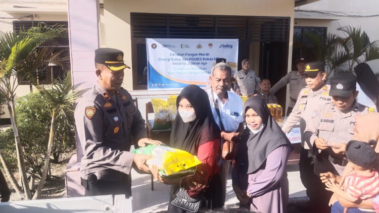 Polres Rohil Bersama Polsek Tanah Putih, Gelar Sembako Murah Bantu Ekonomi Warga