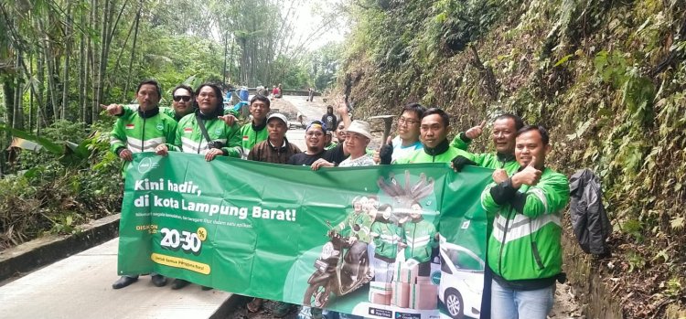 Simpatik Akan Jalan Rusak, Ojek Online Draiv Bergotong Royong di Tanjakan Sukarami