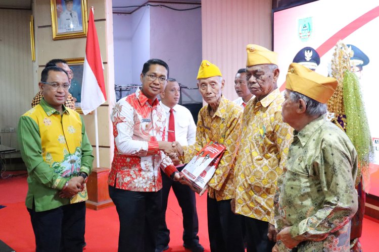 Wabup Rohil Serahkan Tali Asih pada Veteran Pejuang Kemerdekaan, Saat Gelar Resepsi Kenegaraan