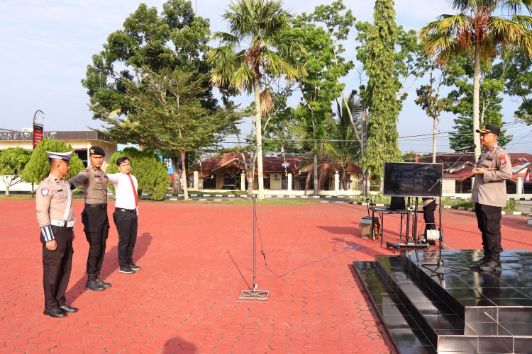 Kapolres Rohil Beri Hadiah Bibit Pohon ke Personil Berulang Tahun, Peduli Personel dan Lingkungan