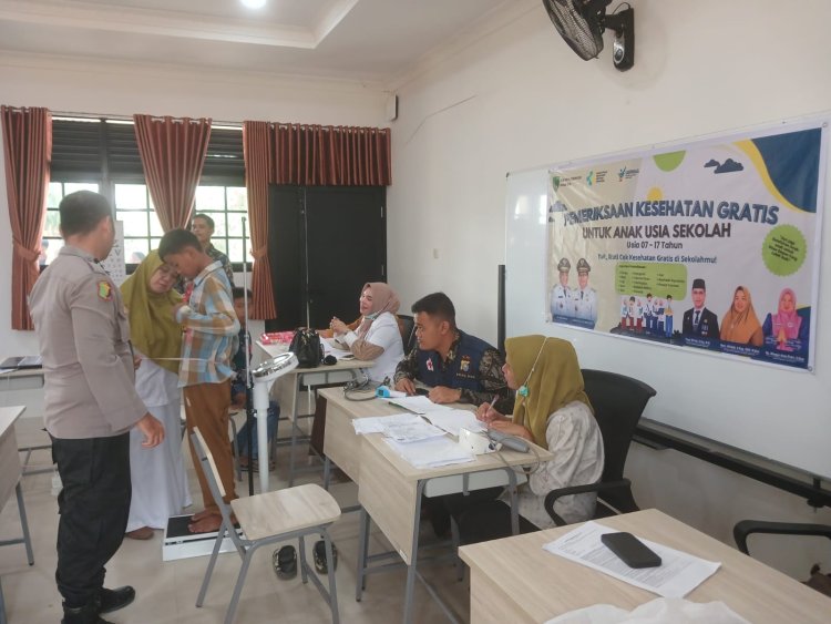 Sidokkes Polres Rohil Periksa Kesehatan Siswa Sekolah Rakyat Sebelum Tinggal di Asrama