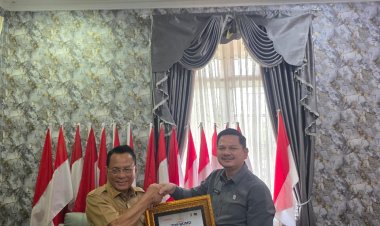 Bupati Rohil Terima Plakat TOP BUMD, Peraih Golden Awards Infobank Pertama di Riau