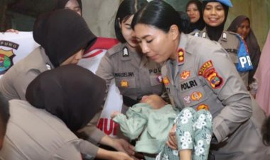 Polwan Polres Lampung Timur Gelar Bansos, Bagikan Kursi Roda untuk Difabel dalam Rangka HUT ke-77