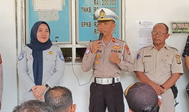 Apresiasi Taat Pajak, Satlantas Polres Lamtim Bagikan Helm Pada Pemohon Pajak