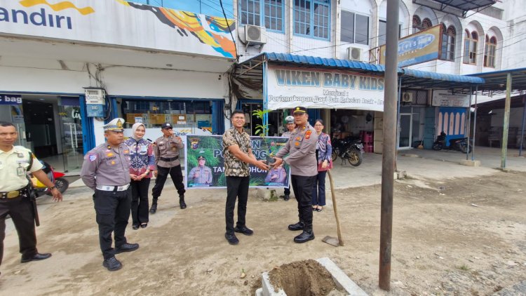 Polsek Bagan Sinembah Tanam Pohon di Bank Mandiri, Dukung Program Green Policing
