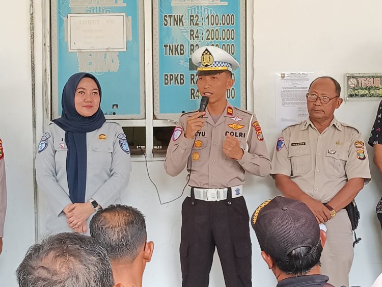 Apresiasi Taat Pajak, Satlantas Polres Lamtim Bagikan Helm Pada Pemohon Pajak