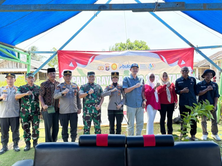 Dukung Program Pemerintah, Kapolres Pesisir Barat Laksanakan Panen Raya Jagung Serentak Kwartal III