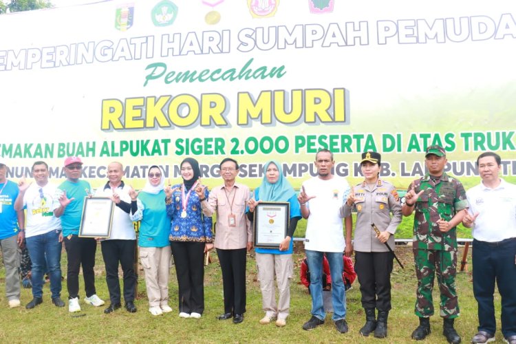 Kapolres Lampung Timur AKBP Heti Patmawati Hadiri Pemecahan Rekor MURI Makan Buah Alpukat Siger di Desa Gunung Mas