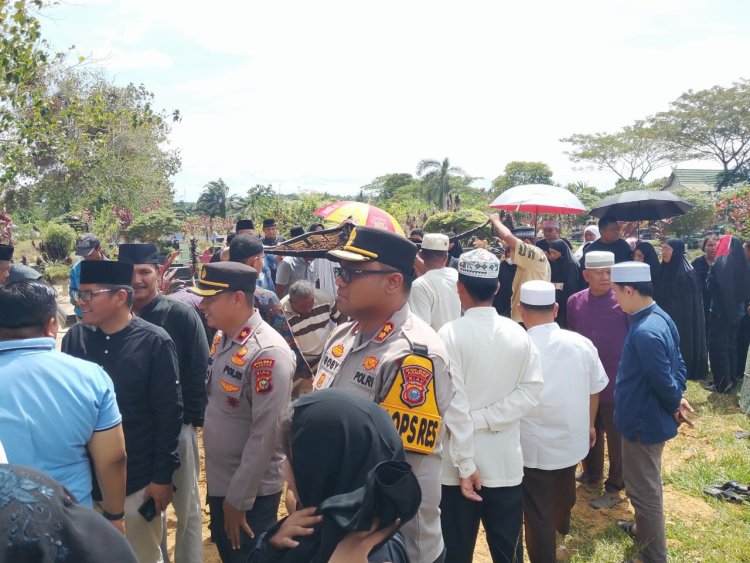 Kapolres Kampar dan Kapolsek Siak Hulu Pimpin Pengamanan Pemakaman Tokoh Riau Chaidir
