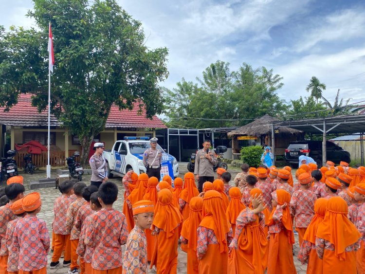 Polres Pesisir Barat Berikan Edukasi Kepolisian Sejak Dini kepada Siswa TK IT Insan Cendikia
