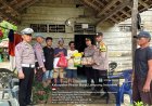 Polsek Bengkunat Bersihkan Rumah dan Salurkan Bantuan untuk Korban Banjir di Pekon Pemerihan Bengkunat