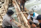 Polri Bantu Korban Bencana Sumbar: Pulihkan Jembatan, Akses Listrik hingga Air