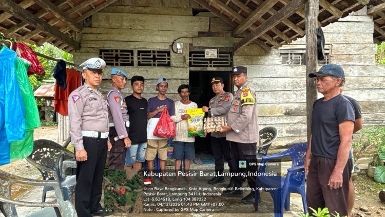 Polsek Bengkunat Bersihkan Rumah dan Salurkan Bantuan untuk Korban Banjir di Pekon Pemerihan Bengkunat