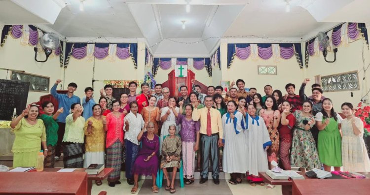 Natal 2025, HKI Batas Dalu Dalu Serahkan Sembako ke Kaum Lansia dan Anak Yatim/Piatu