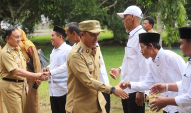 Isak Tangis Bahagia Warga Suka Pura, Saat Parosil Serahkan Salinan Keputusan Pelepasan Hutan 22.51 Hektare