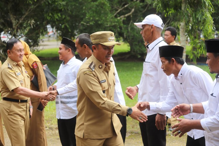 Isak Tangis Bahagia Warga Suka Pura, Saat Parosil Serahkan Salinan Keputusan Pelepasan Hutan 22.51 Hektare