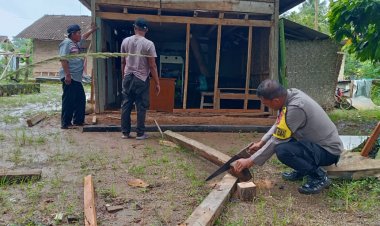 Polsek Batanghari Bersama Masyarakat Gotong Royong Perbaiki Rumah Warga