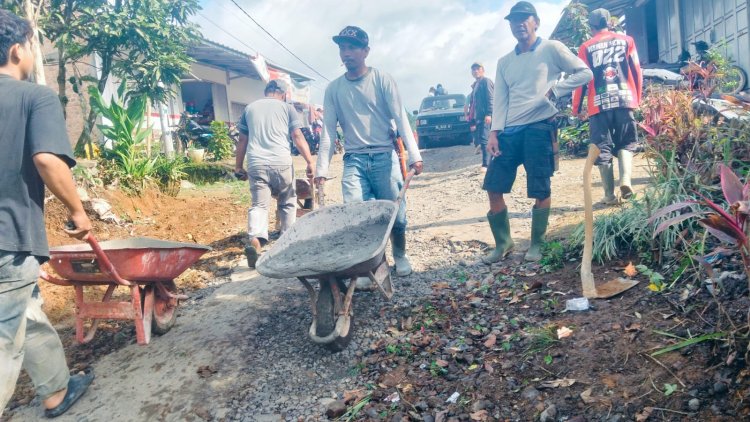 Lagi-Lagi, Warga Sumber Jaya Perbaiki Jalan Kabupaten yang Rusak Secara Swadaya
