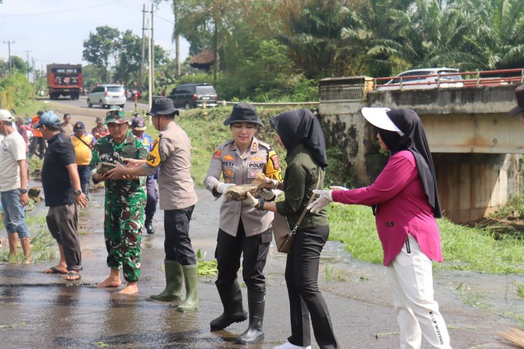 Dukung Gerakan Indonesia Asri, Kapolres Lampung Timur Bersama Forkopimda Gotong Royong Bersihkan Jembatan Way Curup