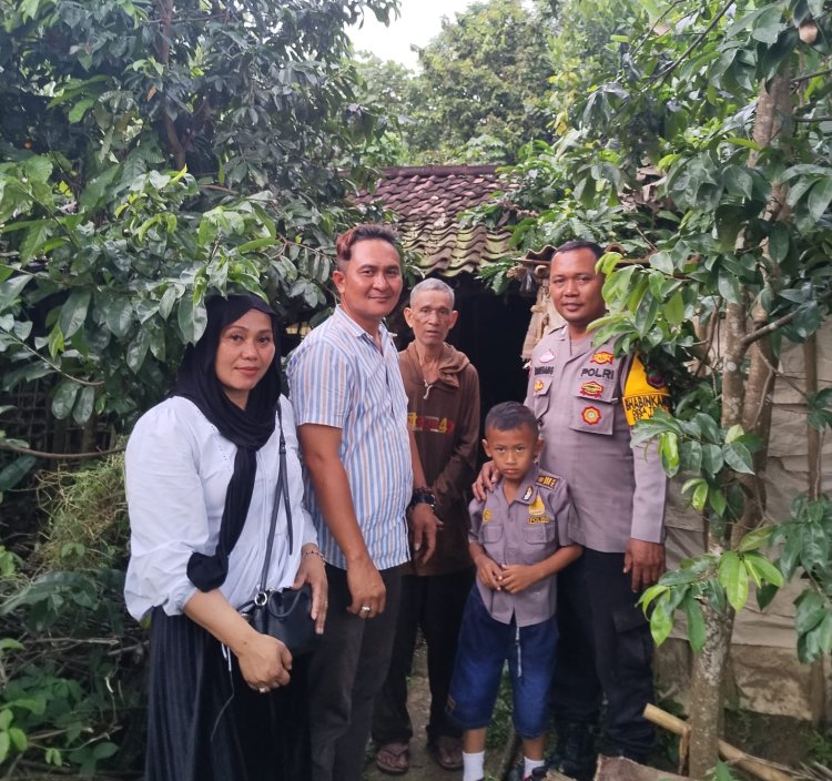 Bhabinkamtibmas Polsek Way Bungur Donasikan Gaji Sebulan Untuk Bantu Mbah Solekan dan Pairan
