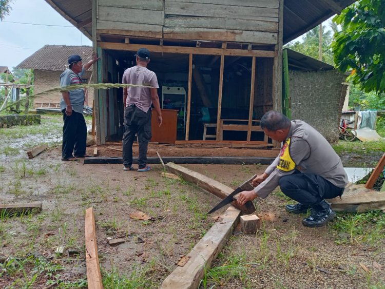 Polsek Batanghari Bersama Masyarakat Gotong Royong Perbaiki Rumah Warga